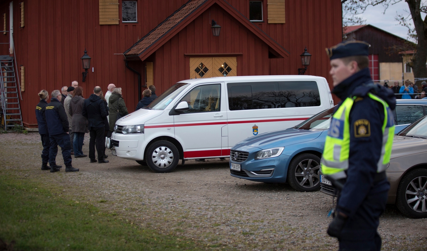 Polis utanför kaféet där Lisa Holm arbetade i Blomberg, Kinnekulle, 2015. Foto: Björn Larsson Rosvall/TT