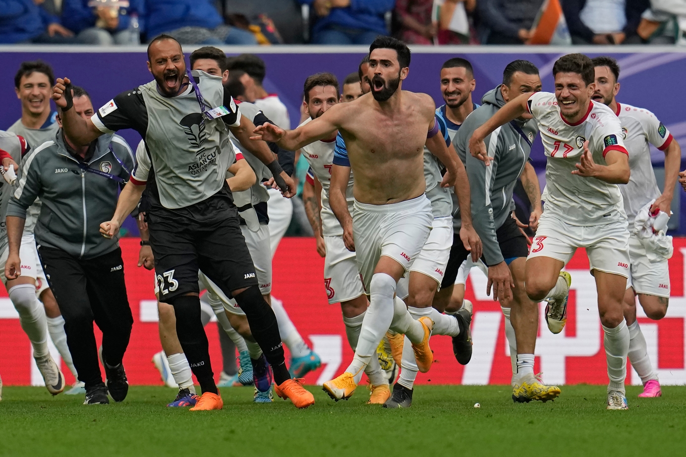 Omar Khrbin firar målet som räckte för att landet skulle gå vidare till slutspelet. Foto: Aijaz Rahi/AP/TT