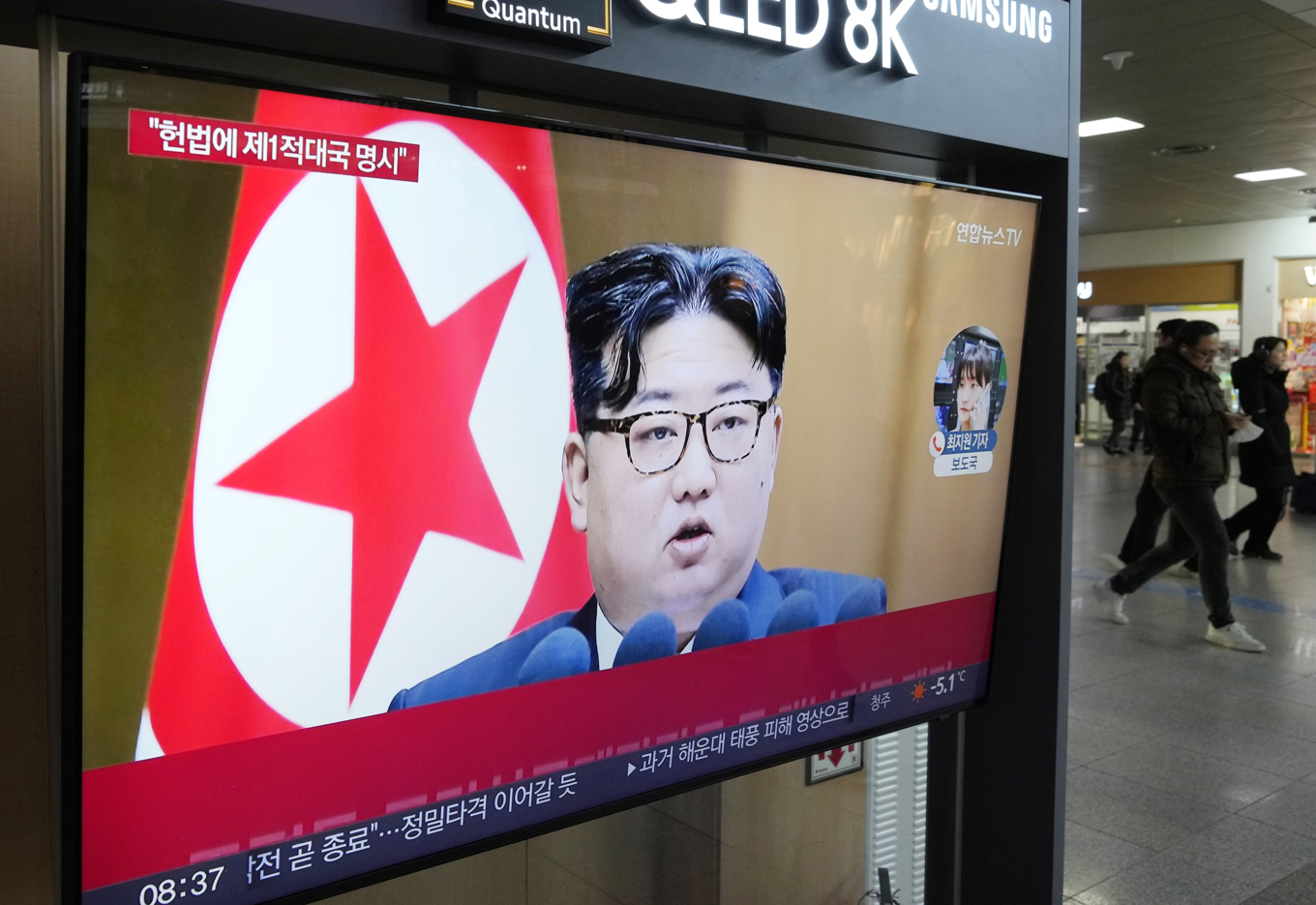 Nordkorea uppges ha avfyrat flera robotar, enligt Sydkoreas militär. På fotot syns Nordkoreas ledare Kim Jong Un på en tv-skärm i Seoul. Arkivbild. Foto: Ahn Young-joon/AP/TT