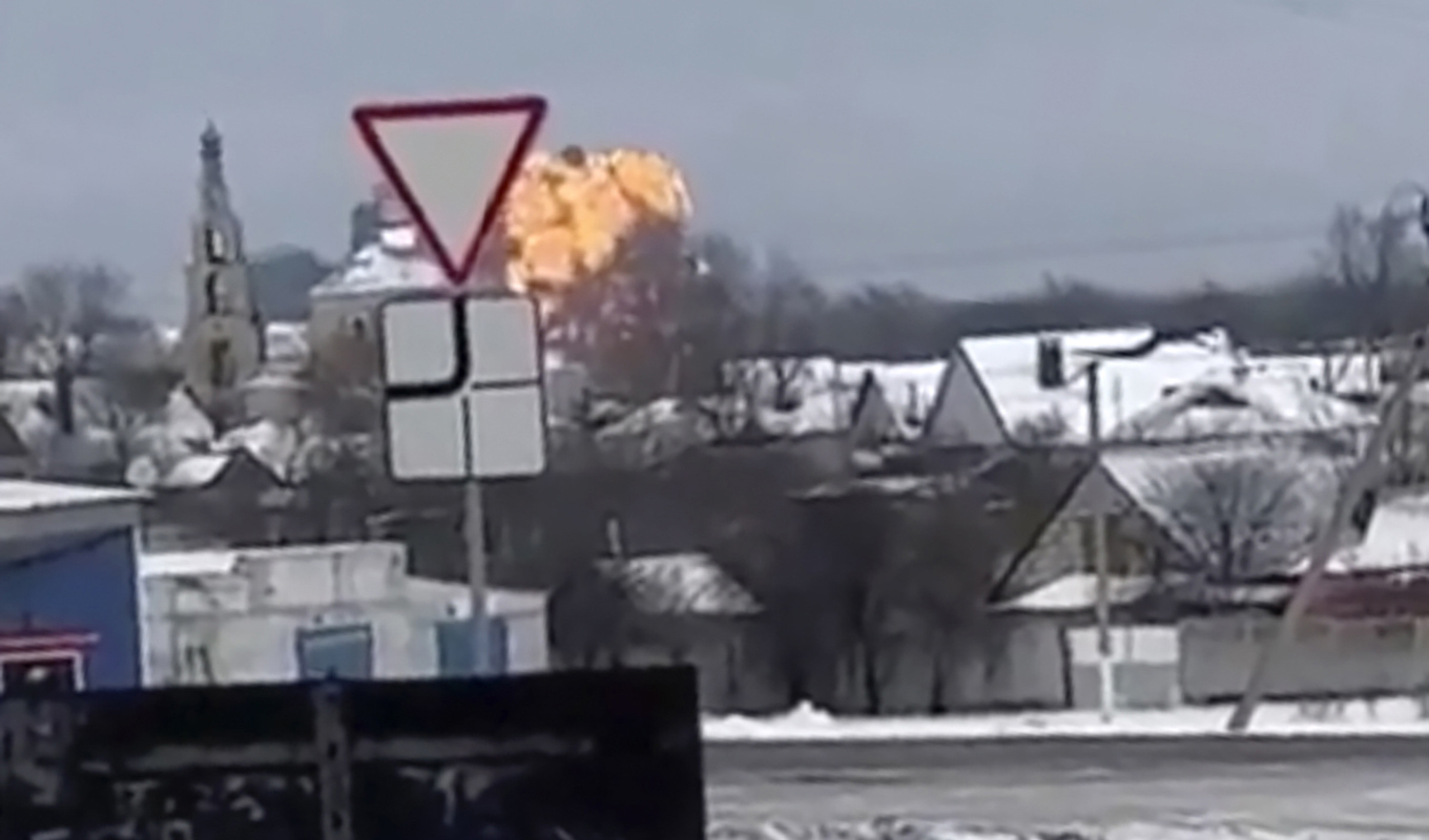 Ett militärt transportflygplan av typen Iljusjin-76 har kraschat i ryska Belgorod. Foto: UGC via AP/TT