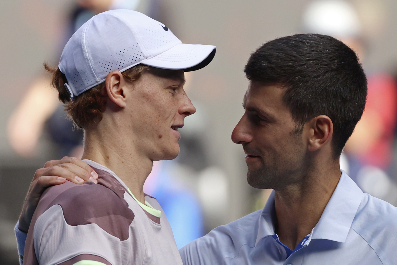Jannik Sinner klappas om av Novak Djokovic, som han slog ut i semifinalen. Foto: Asanka Brendon Ratnayake/AP/TT