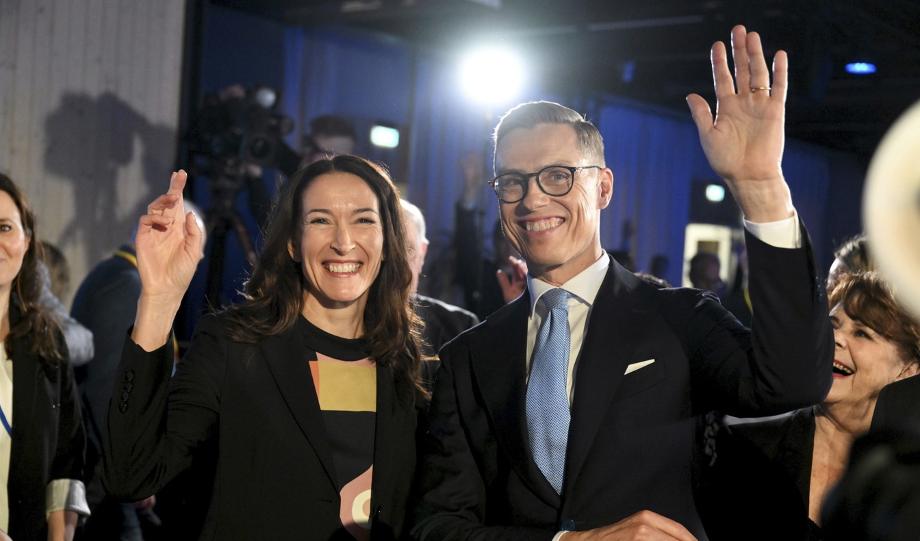Alexander Stubb med sin hustru Suzanne Innes-Stubb på sin valvaka i Helsingfors. Foto: Jussi Nukari/Lehtikuva/TT