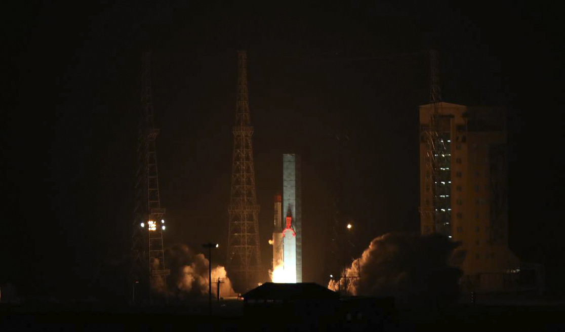 Bilden från Irans försvarsdepartement säger sig visa raketen Simorgh skjuta upp satelliter i rymden. Foto: Irans försvarsdepartement/AP/TT