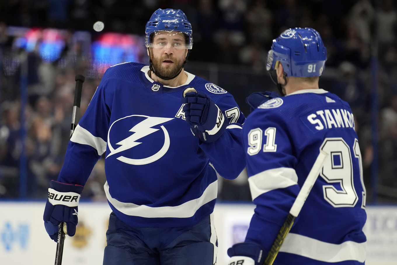 Tampa Bays svenske back Victor Hedman (till vänster) har nu gjort mer än 700 poäng, mål och assist sammanräknade, under sin karriär i NHL. Han är den fjärde svenske back som gjort det. Arkivbild. Foto: Chris O'Meara/AP/TT
