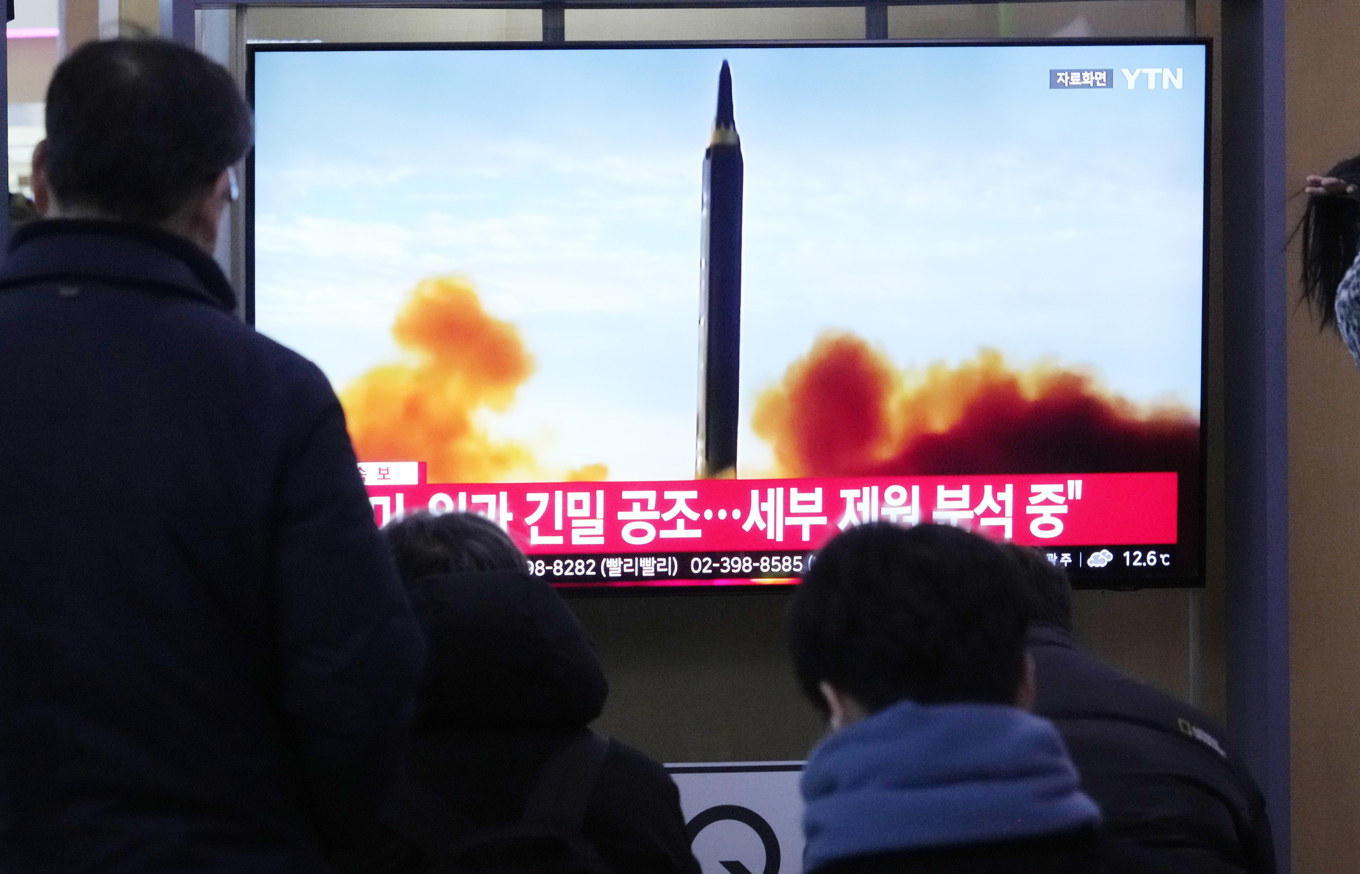 Nordkorea uppges ha avfyrat flera robotar, enligt Sydkoreas militär. På fotot syns en tidigare avfyrning på en tv-skärm i Sydkoreas huvudstad Seoul. Arkivbild. Foto: Ahn Young-joon/AP/TT