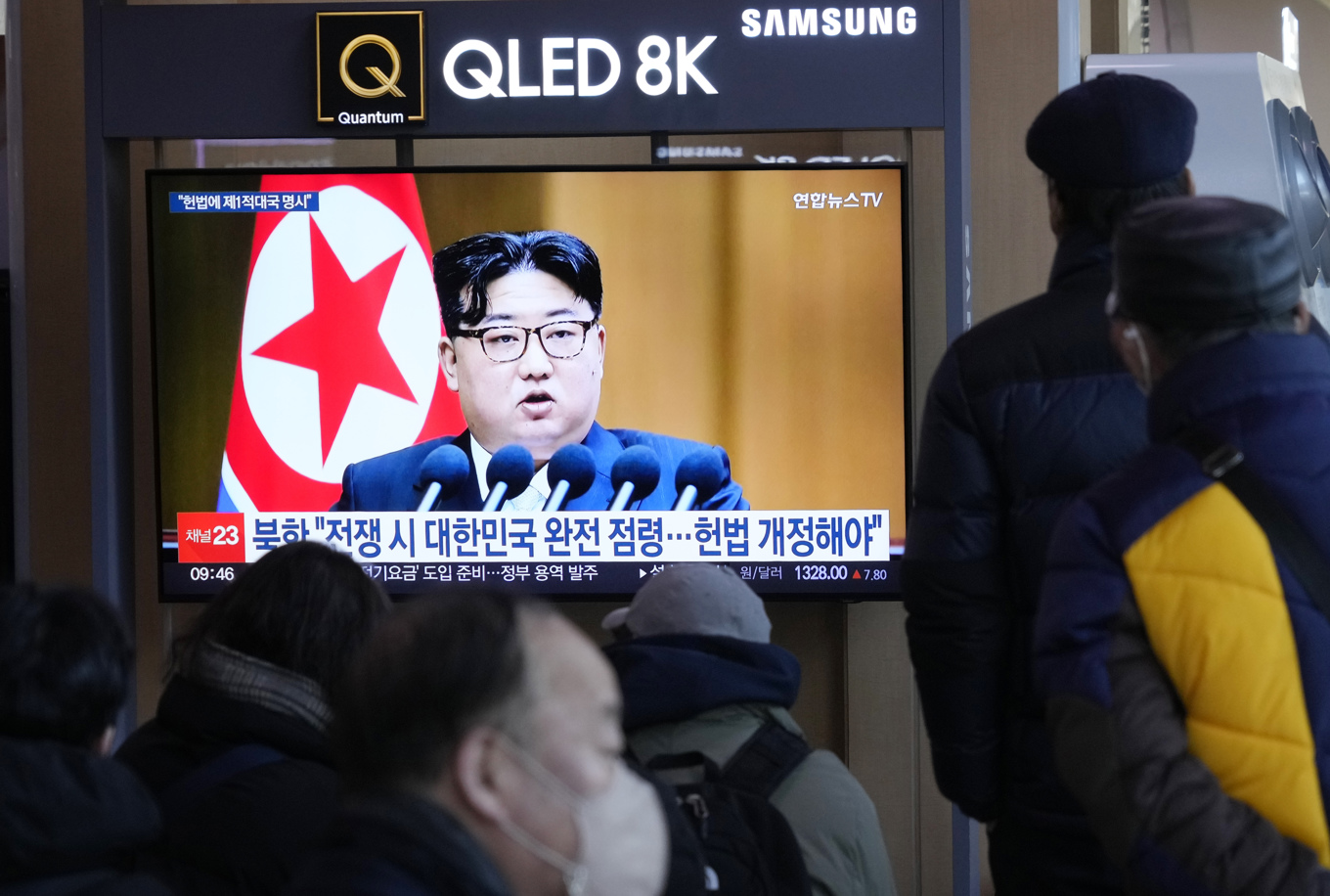 En tv på järnvägsstationen i Seoul visar en sändning från Kim Jong-Uns tal tidigare i veckan. Foto: Ahn Young-Joon/AP/TT