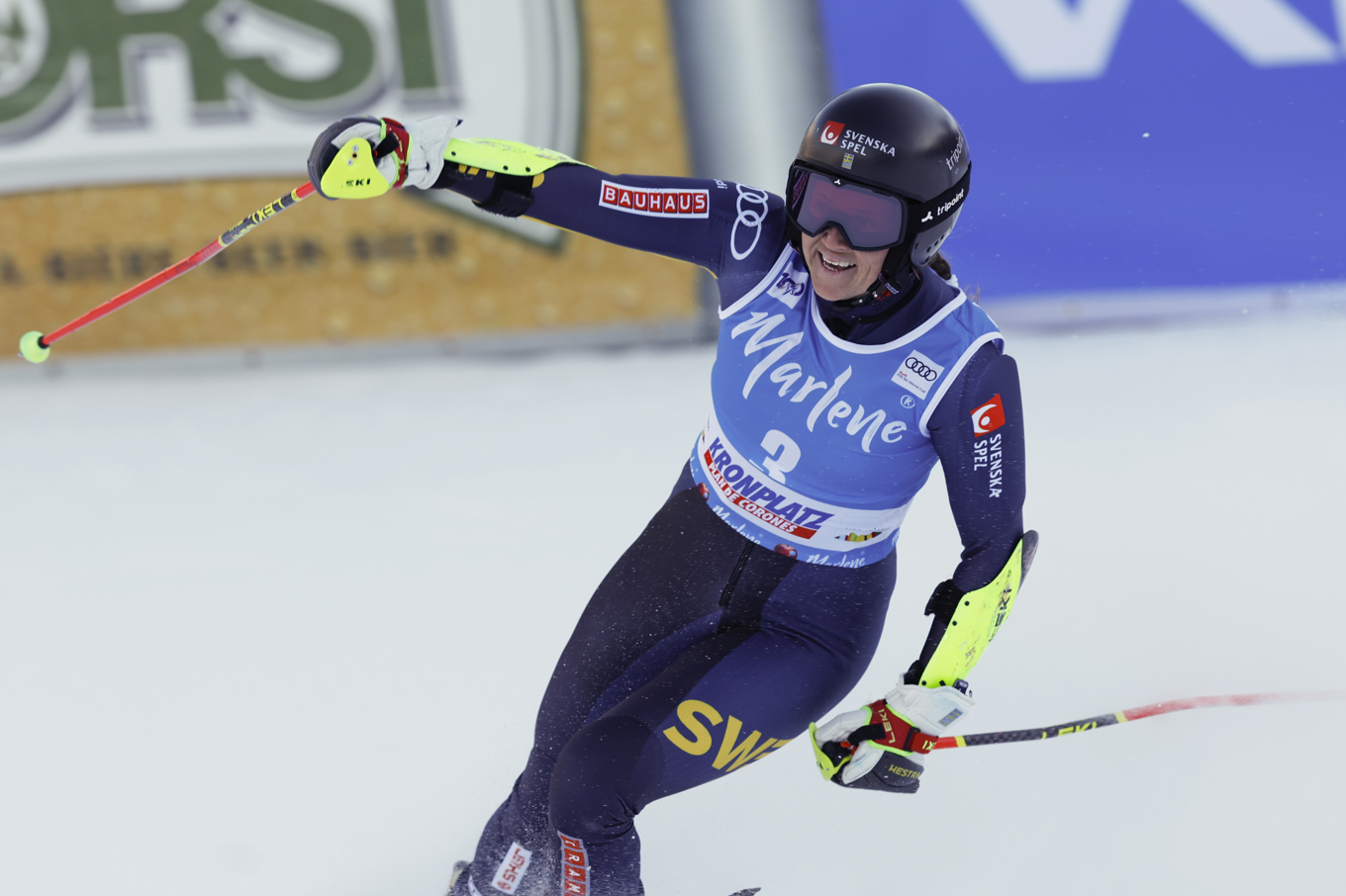 Sara Hector stod för ännu en strålande insats när hon blev delad tvåa i tisdagens storslalom i italienska Kronplatz. Foto: Alessandro Trovati/AP/TT