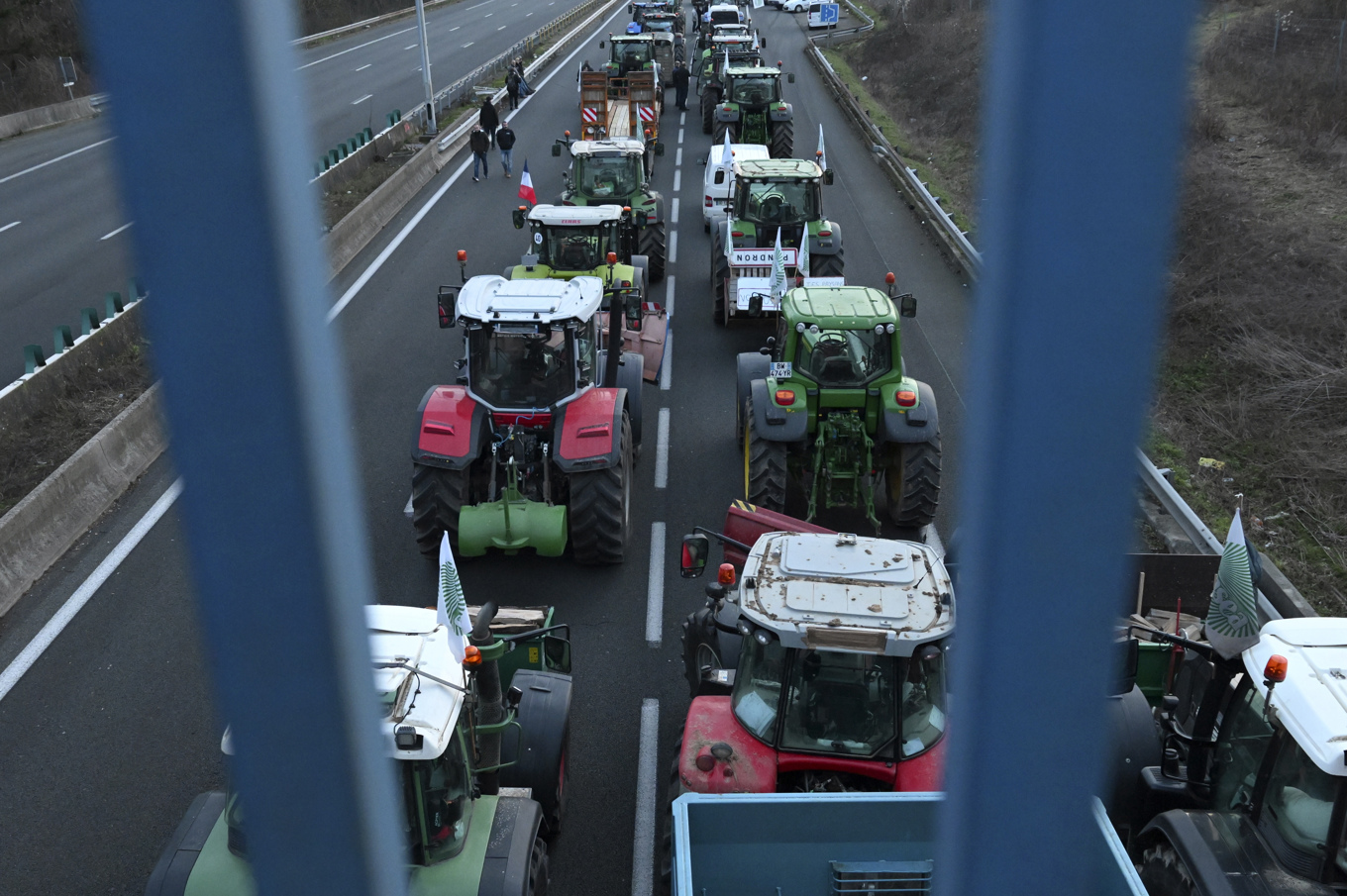 Traktorer på en motorväg i Roissy-en-France, norr om Paris, i måndags. Foto: Matthieu Mirville/AP/TT