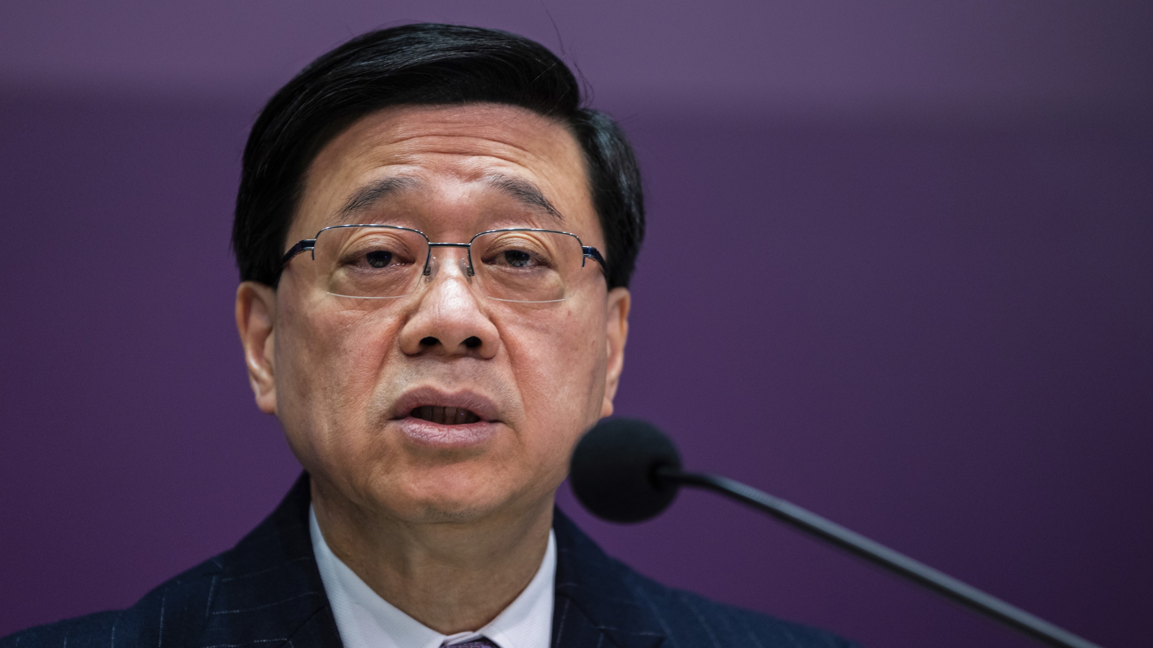 Hongkongs chefsminister John Lee under presskonferensen på tisdagen. Foto: Louise Delmotte/AP/TT