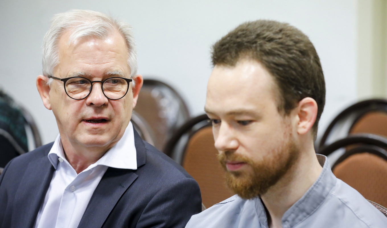 Lars Ronnås från Sveriges ambassad i Teheran och Johan Floderus i rättssalen den 20 december. Arkivbild. Foto: Hossein Yarahmad/Mizan News Agency/AP/TT