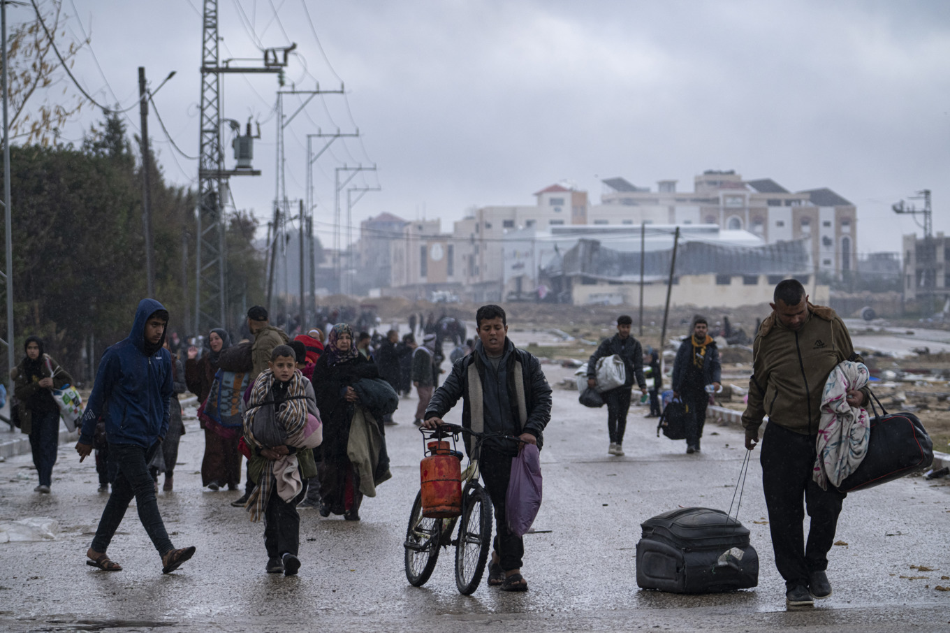 Palestinier flyr från staden Khan Younis i södra Gaza. Bilden är från i måndags. Foto: Fatima Shbair/AP/TT