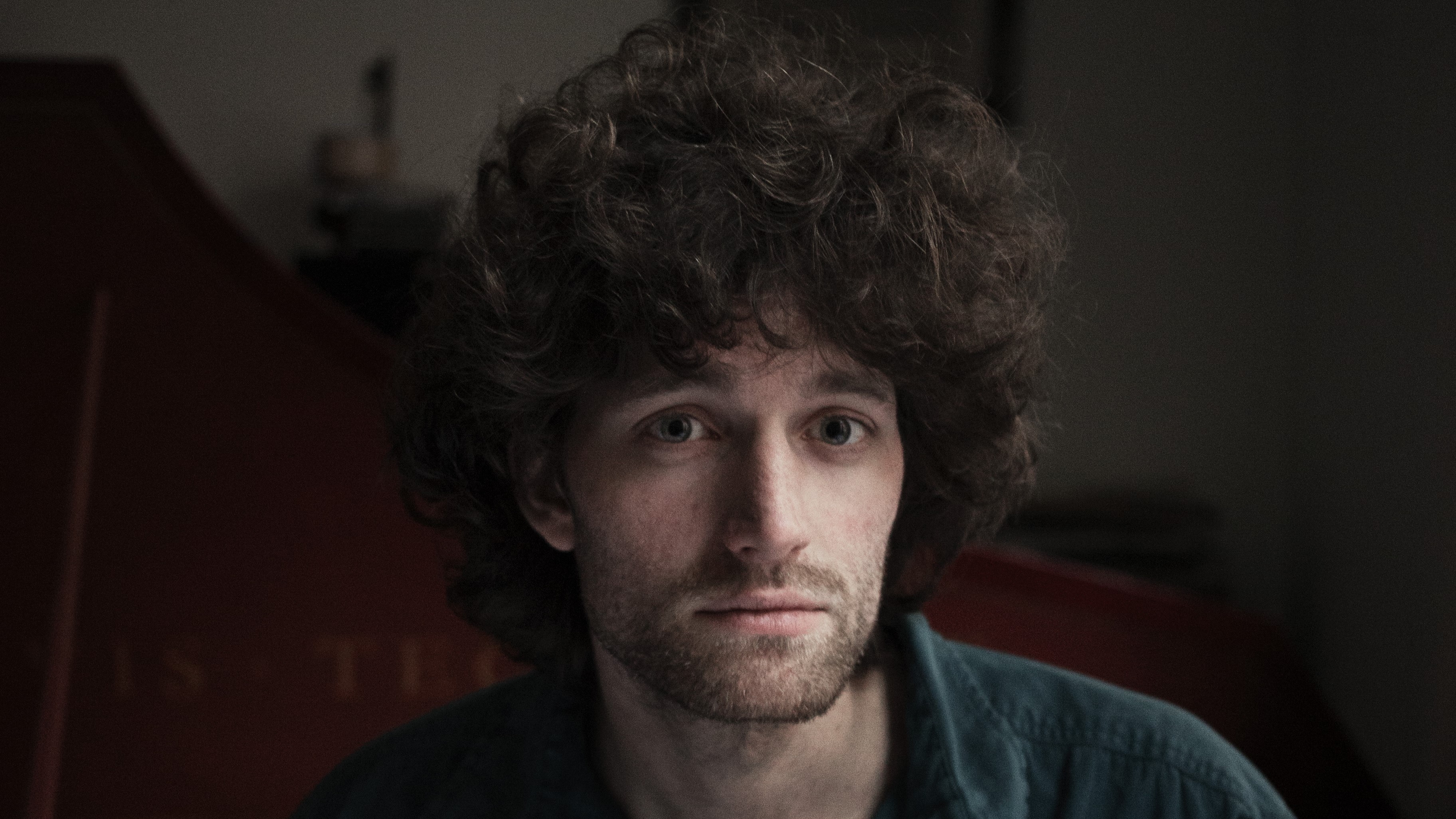 Tonsättaren Jonatan Sersam får Saltöstiftelsens Järnåkerstipendium 2023 för verket ”presencia de Sombra”, som har Sverigepremiär den 24 mars i Stockholm. Foto: Gustaf Johansson