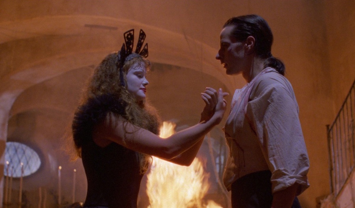 Alma och Fenix. De möttes när de var barn och kunde aldrig glömma varandra. Det är som om ödet sammanför dem igen. Foto: Alejandro Jodorowsky