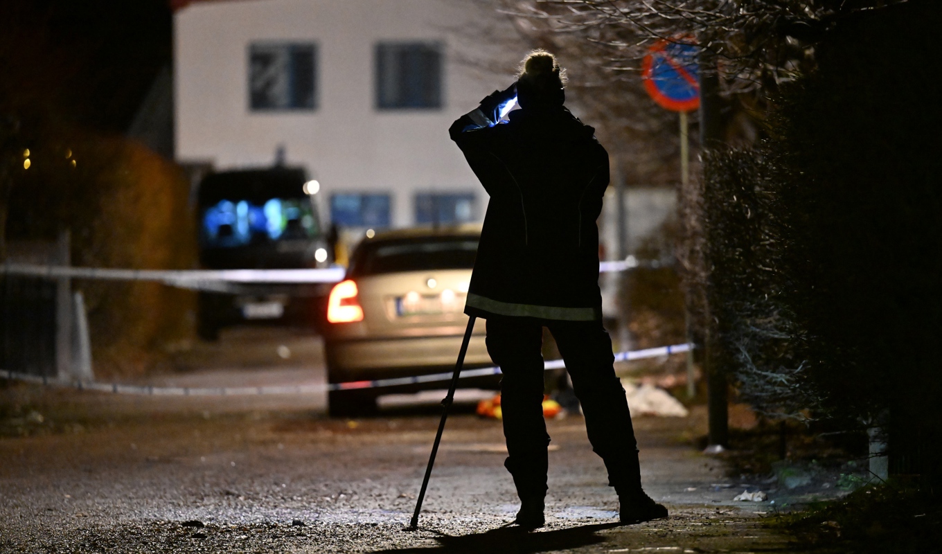 Polisen arbetar på platsen, där två personer sköts på lördagskvällen. Foto: Björn Larsson Rosvall/TT