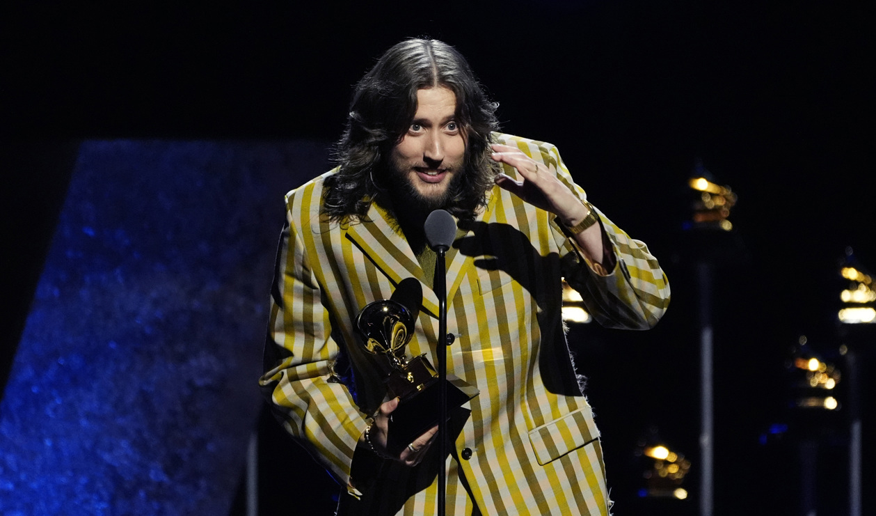 Ludwig Göransson tar emot pris för bästa filmmusik under Grammygalan. Foto: Chris Pizzello/AP