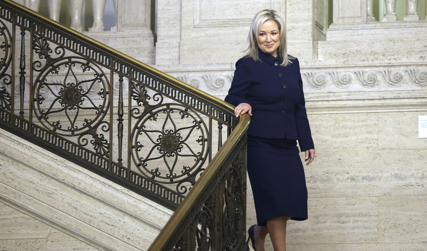 Sinn Féins vice ledare Michelle O'Neill svors in som Nordirlands första irländskt-republikanska förstaminister på lördagen. Foto: Peter Morrison/AP/TT