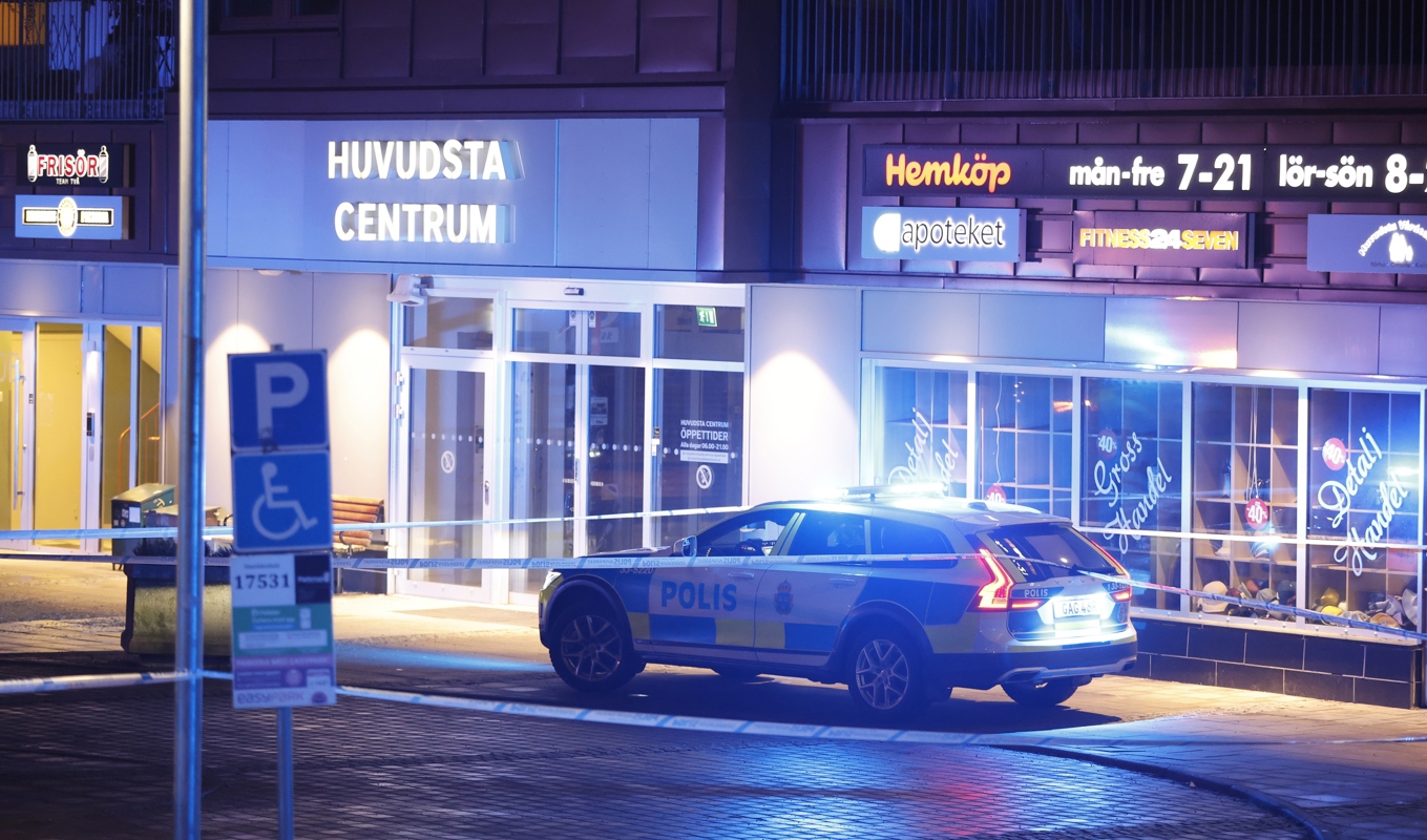 Polis på plats efter mordet vid Huvudsta centrum i Solna den 20 januari 2023. Foto: Christine Olsson/TT