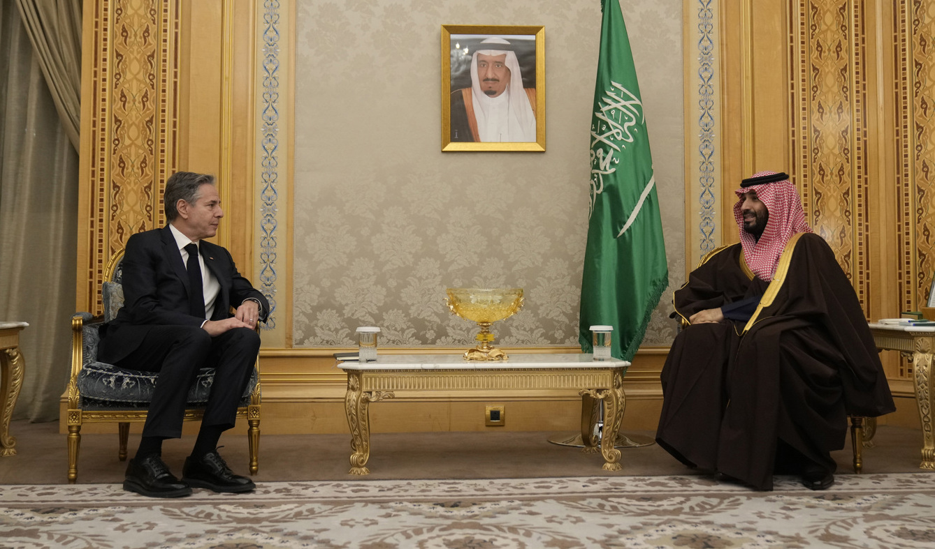 USA:s utrikesminister Antony Blinken i möte med Saudiarabiens kronprins Mohammed bin Salman. Foto: Mark Schiefelbein/Pool via AP/TT
