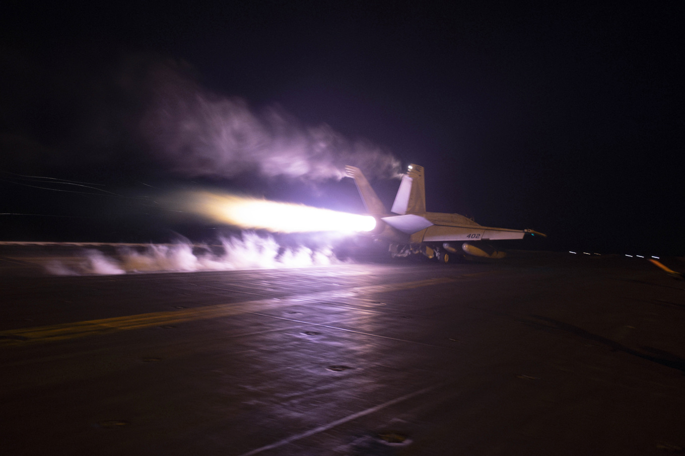 Ett amerikanskt flyg lyfter från ett hangarfartyg på Röda havet i samband med att USA och Storbritannien utförde gemensamma räder mot mål tillhörande Huthirörelsen i januari. Arkivbild. Foto: AP/TT