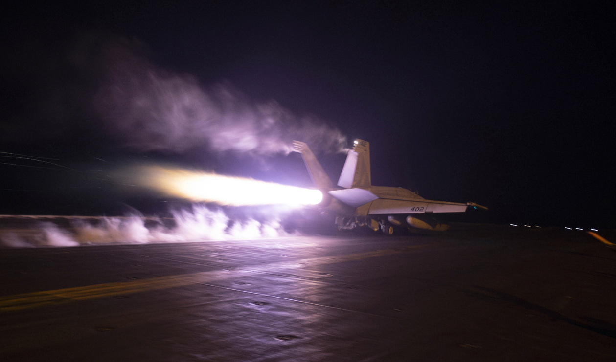 Ett amerikanskt flyg lyfter från ett hangarfartyg på Röda havet i samband med att USA och Storbritannien utförde gemensamma räder mot mål tillhörande Huthirörelsen. Arkivbild. Foto: AP/TT