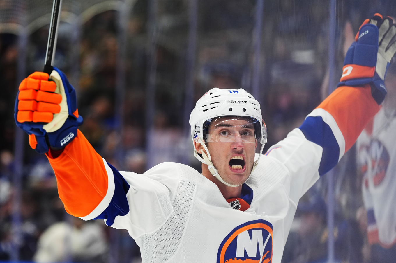 New York Islanders Pierre Engvall jublar efter att ha gjort det avgörande målet i 3–2-segern mot gamla laget Toronto. Foto: Frank Gunn/AP/TT