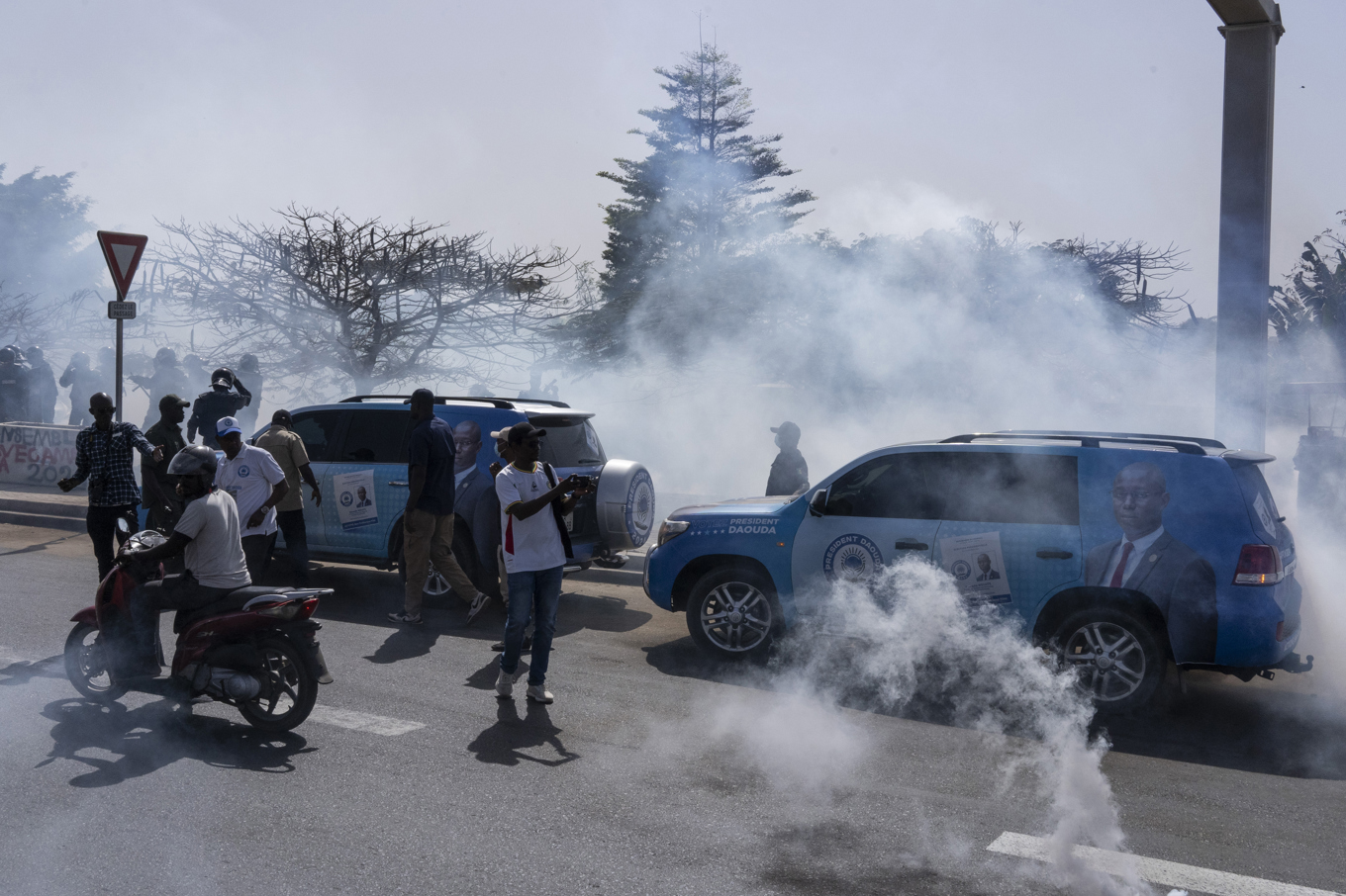 Kravallpoliser i Dakar sköt tårgas mot demonstranter i söndags. Foto: Stefan Kleinowitz/AP/TT