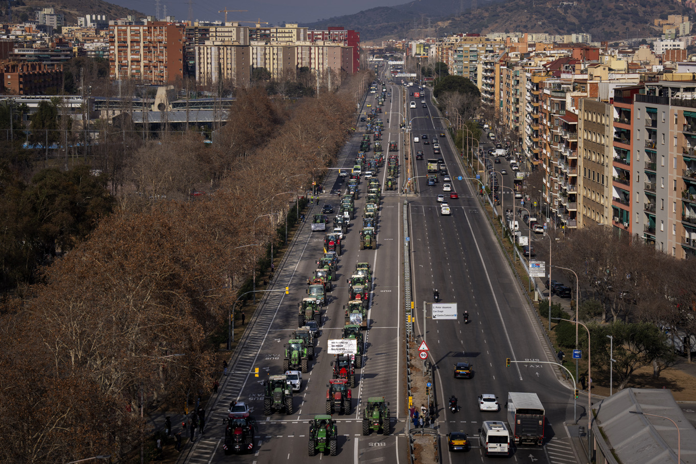 Traktorförare kör in i den spanska storstaden Barcelona, i protest mot EU:s jordbrukspolitik. Foto: Emilio Morenatti/AP/TT