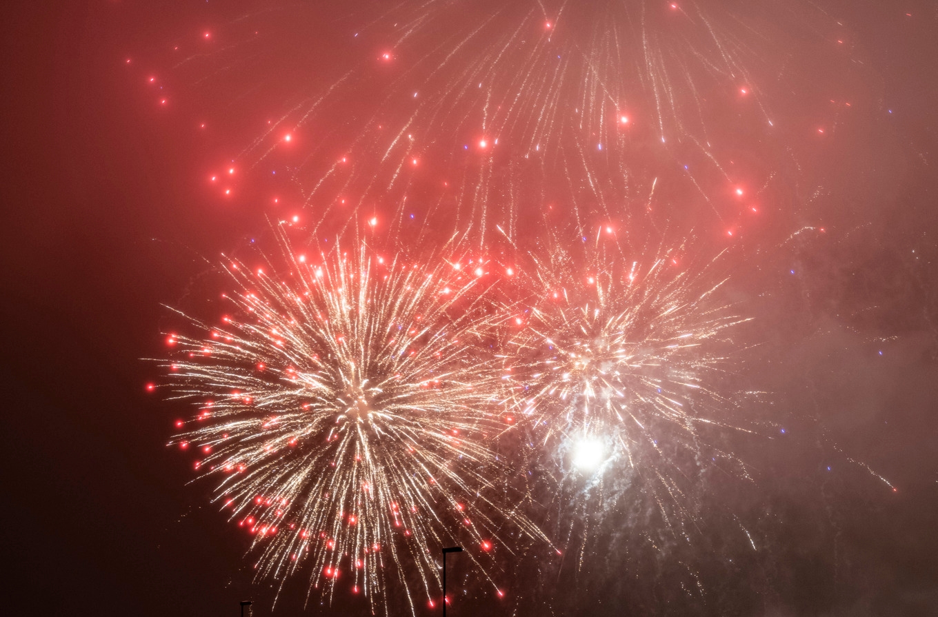 En man åtalas sedan han tänt en fyrverkeripjäs och kastat den mot en folksamling. En tonårsflicka skadades allvarligt. Arkivbild. Foto: Johan Nilsson/TT