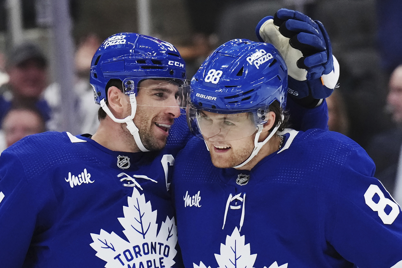 Lagkamraterna John Tavares och William Nylander (till höger) firar efter den förres mål i matchen mot Dallas. Foto: Nathan Denette/AP/TT