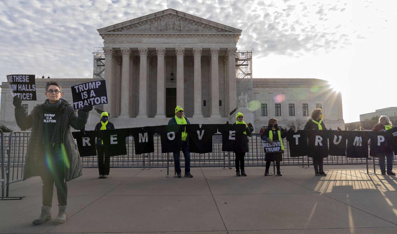 Demonstranter utanför Högsta domstolen. Foto: Jose Luis Magana/AP/TT