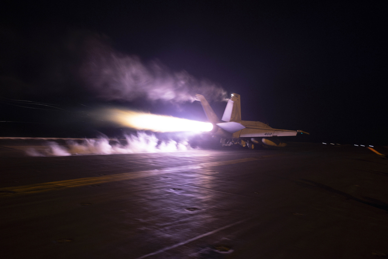 Ett amerikanskt flyg lyfter från ett hangarfartyg i Röda havet. Arkivbild. Foto: Kaitlin Watt/U.S. Navy via AP/TT