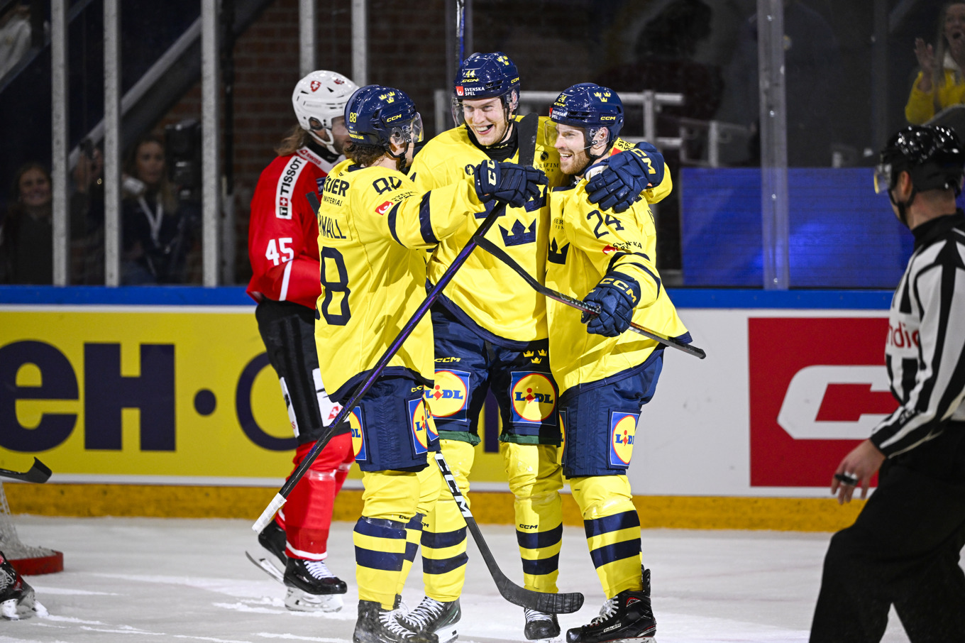 Oscar Lindberg fick jubla efter att ha gjort 3-0 mot Schweiz. Foto: Pontus Lundahl/TT