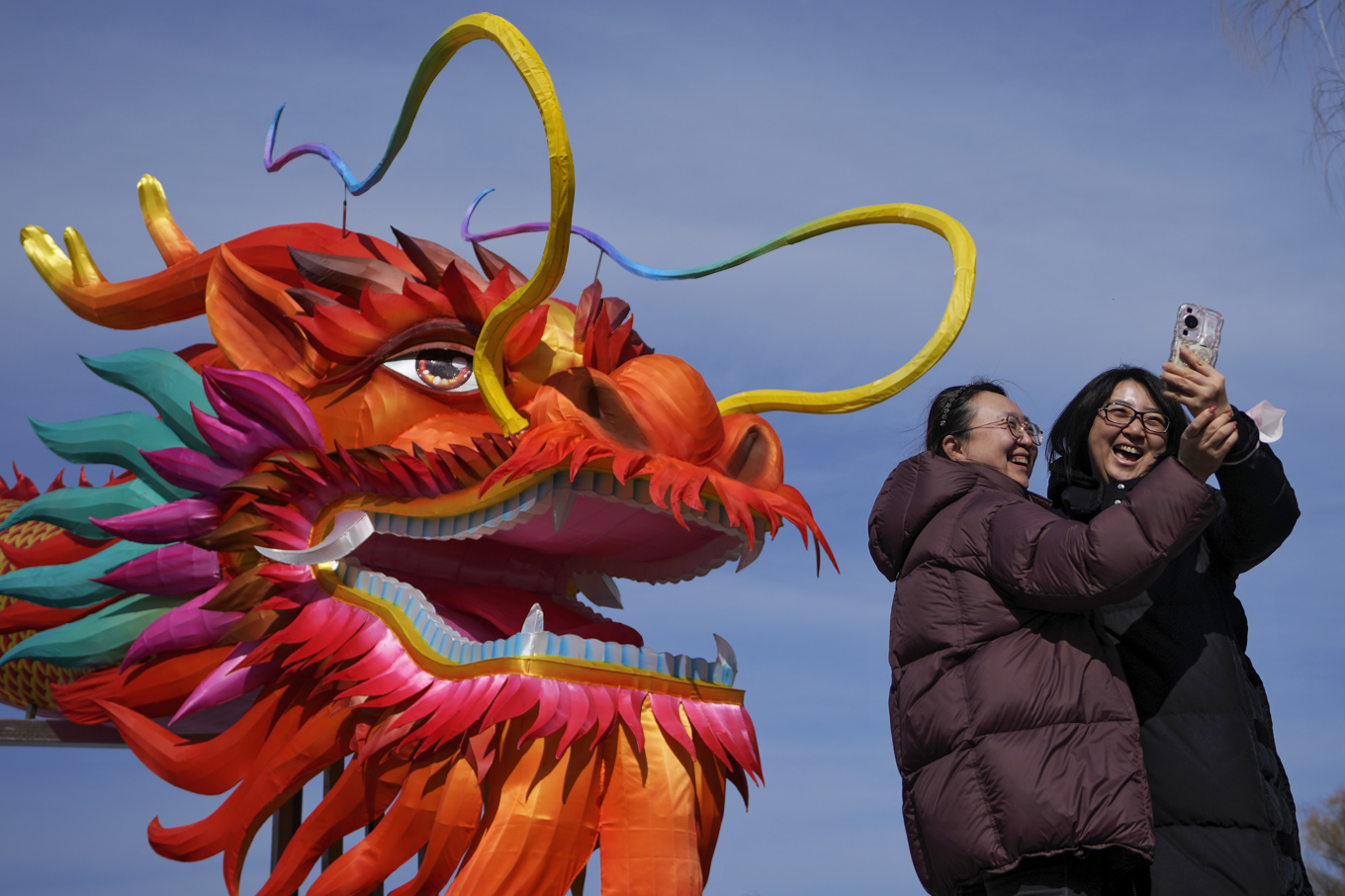 En enorm uppblåsbar röd drake är redo för nyårsfirandet vid sjön Houhai i Peking i Kina. Foto: Andy Wong/AP/TT