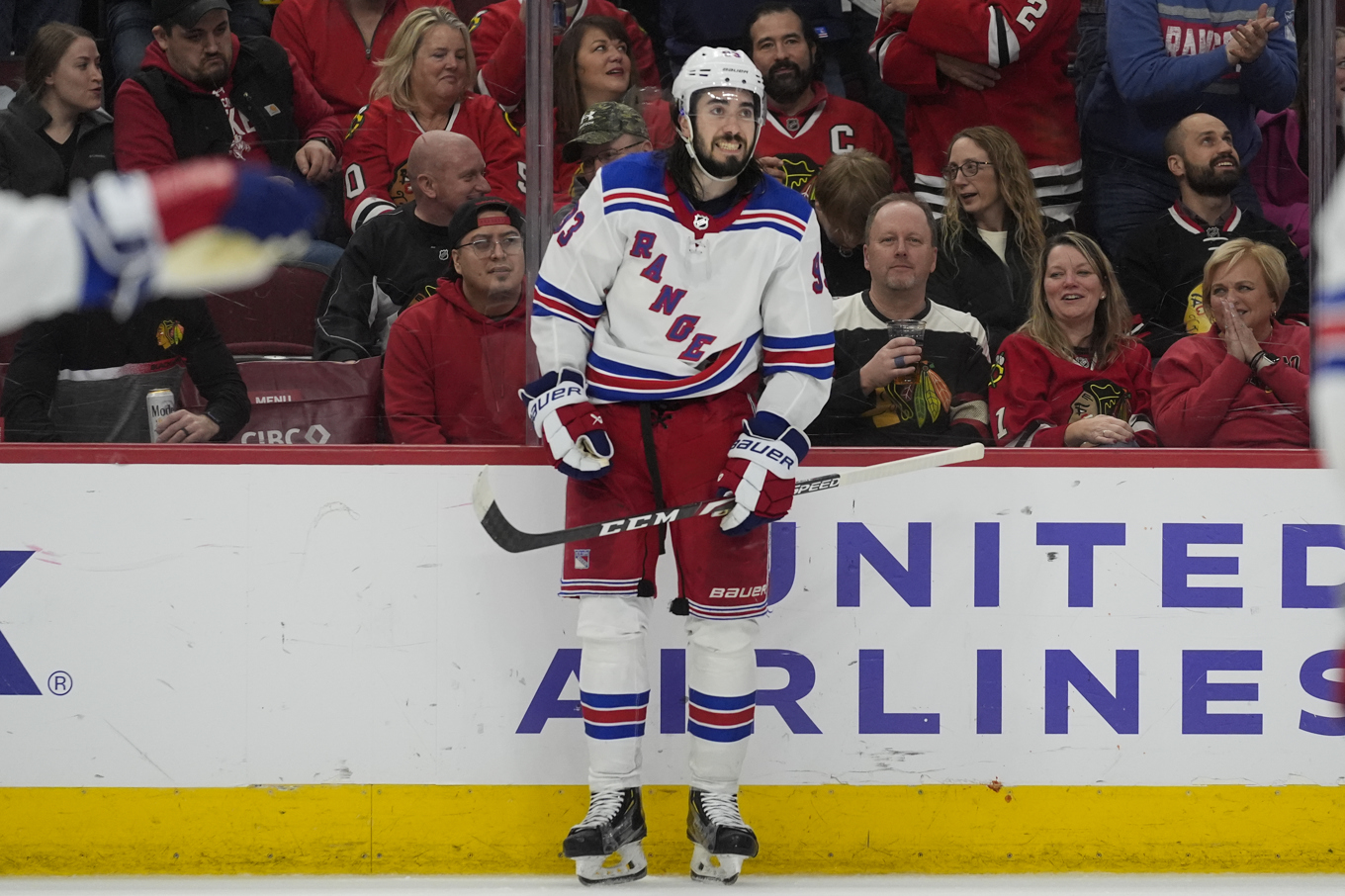 Glad i dag. New York Rangers svenske stjärna Mika Zibanejad fick stopp på sin egen måltorka och gjorde vinnarmålet i förlängningen när Rangers besegrade Chicago. Foto: Erin Hooley/AP/TT