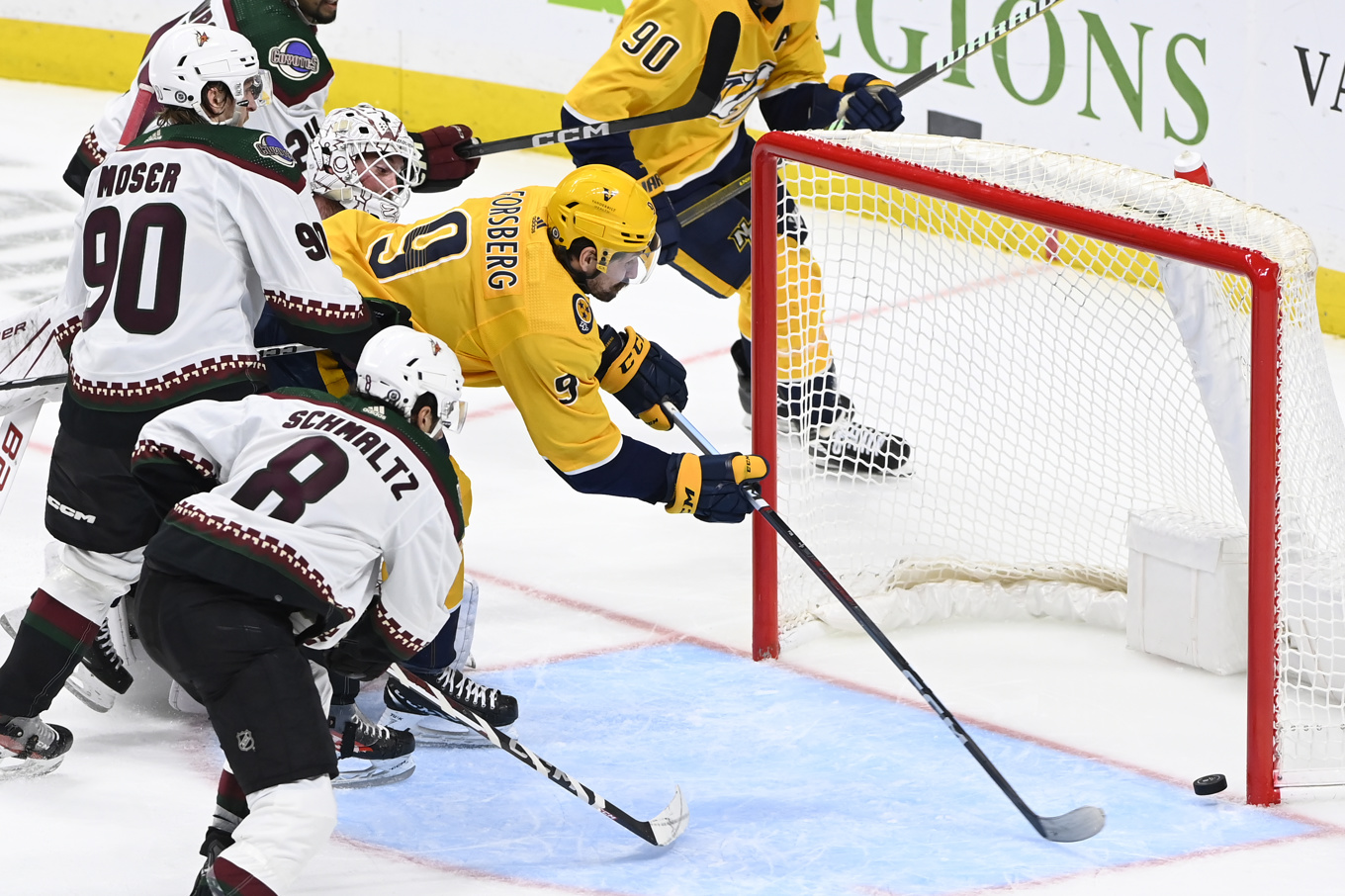 Nashvilles svenska toppnamn Filip Forsberg var före alla andra när han kvitterade till 4–4 i den tredje perioden mot Arizona och bäddade för Nashvillevinst i förlängningen. Foto: Mark Zaleski/AP/TT