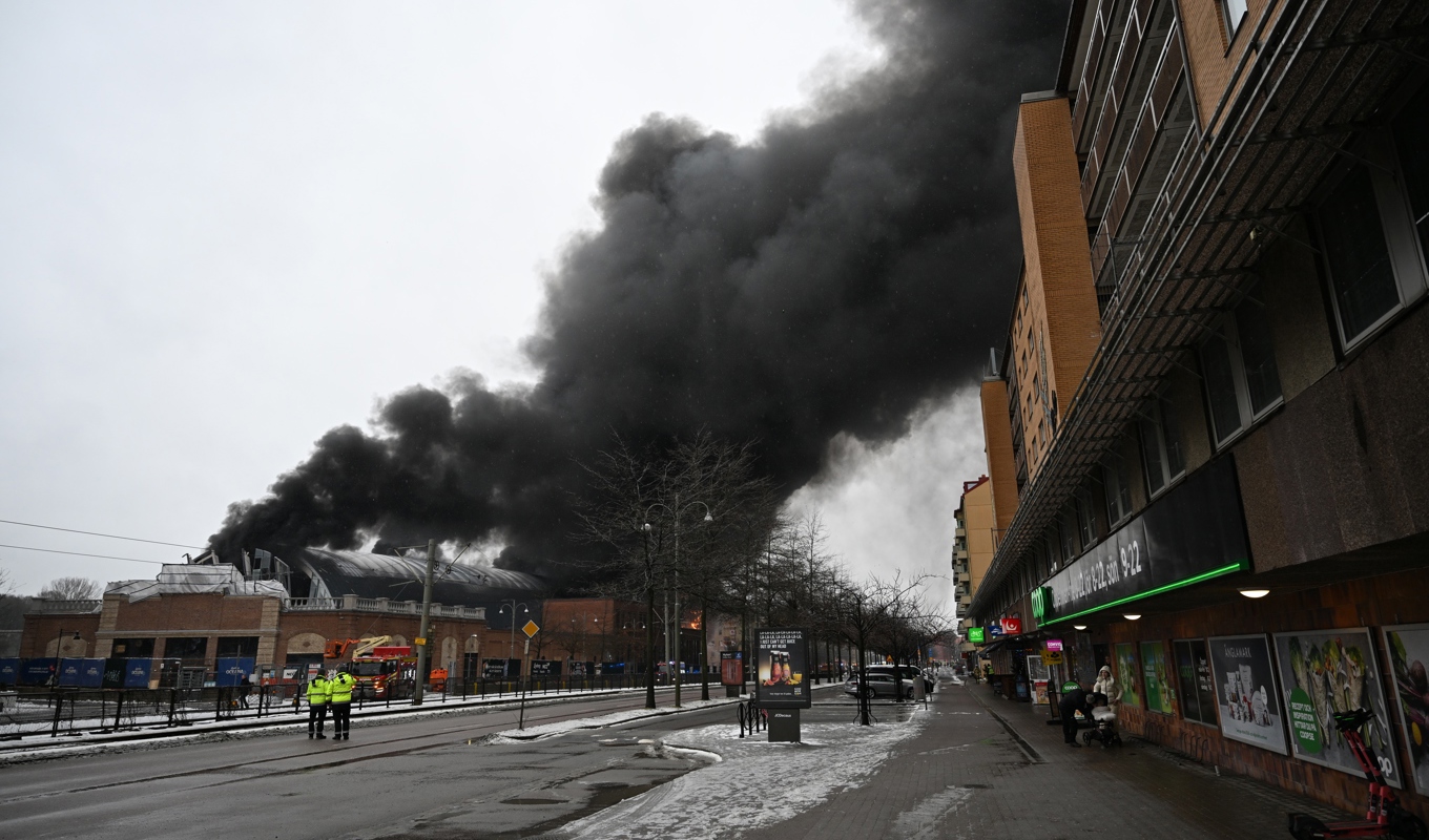 En kraftig brand utbröt i Lisebergs nya äventyrsbad Oceana i Göteborg under måndagsförmiddagen. Foto: Björn Larsson Rosvall/TT