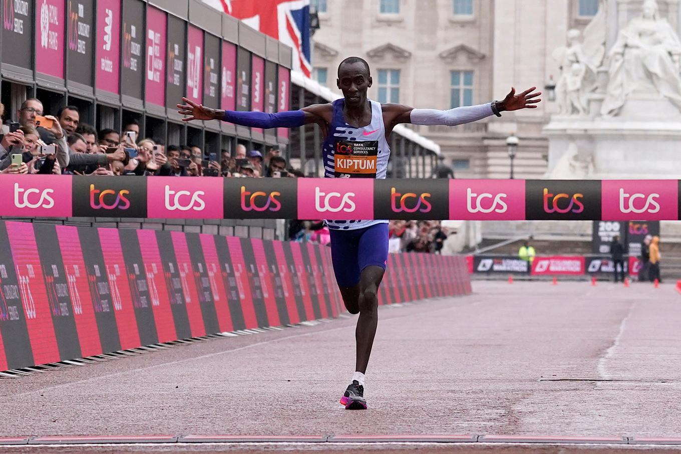 Världsrekordhållaren i maraton, kenyanen Kelvin Kiptum, har dött i en trafikolycka i hemlandet. Bilden är från målgången i London förra året. Arkivbild. Foto: Alberto Pezzali/AP/TT