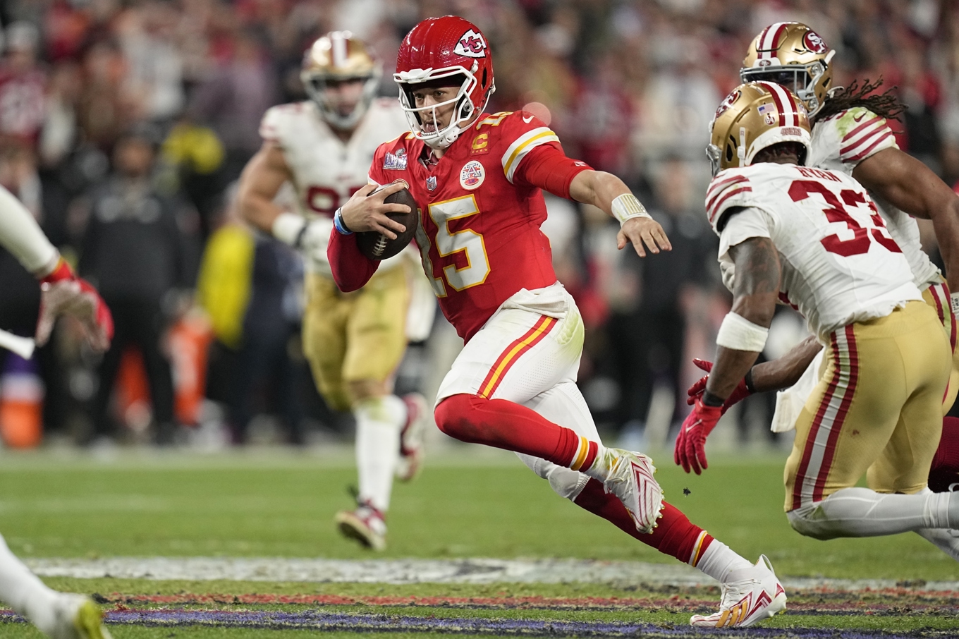 Kansas City Chiefs quarterback Patrick Mahomes spelade en het avgörande roll när hans lag vann Super Bowl, finalen i amerikansk fotboll, i en övertidsrysare. Foto: Eric Gay/AP/TT