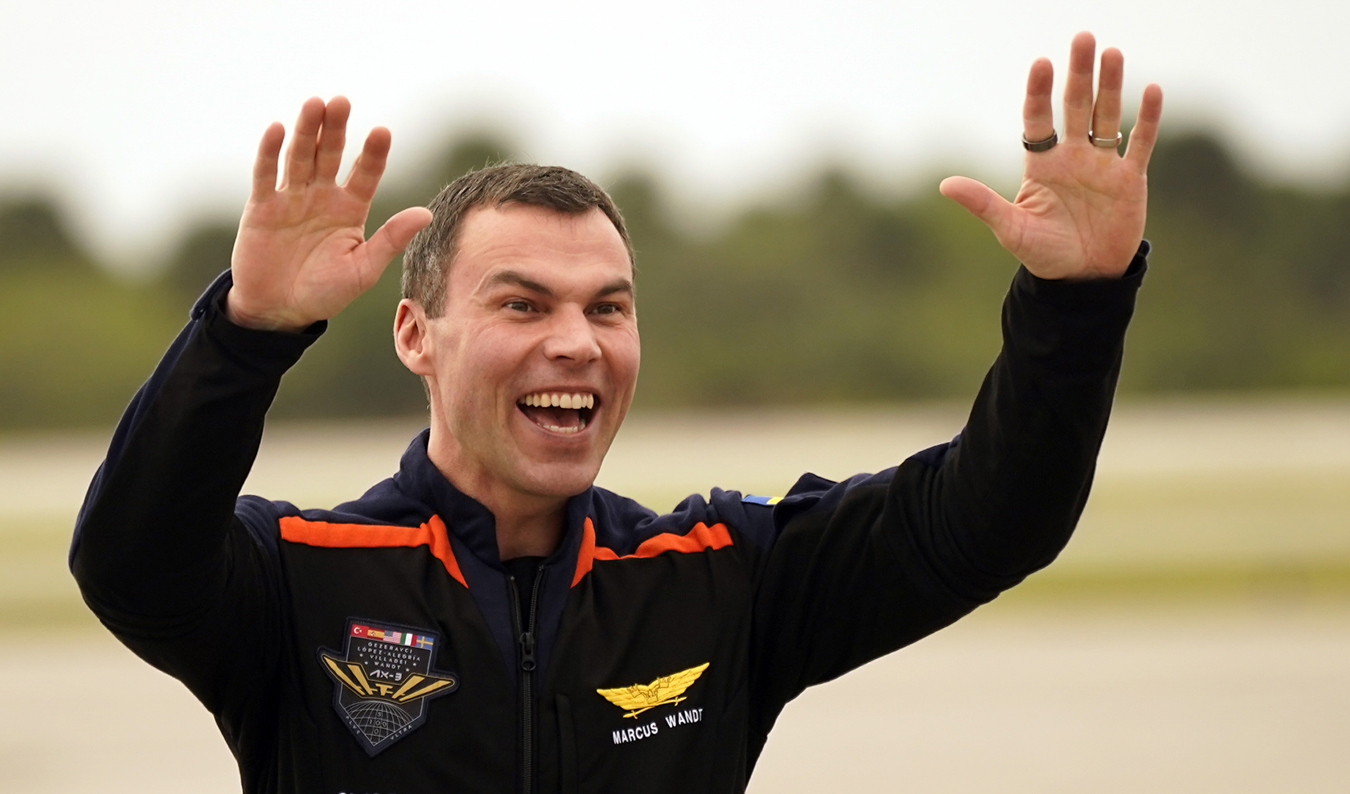 Marcus Wandt fotograferad inför avresa. Nu är han hemma på jorden igen, närmare bestämt i Tyskland. Arkivbild. Foto: John Raoux/AP/TT