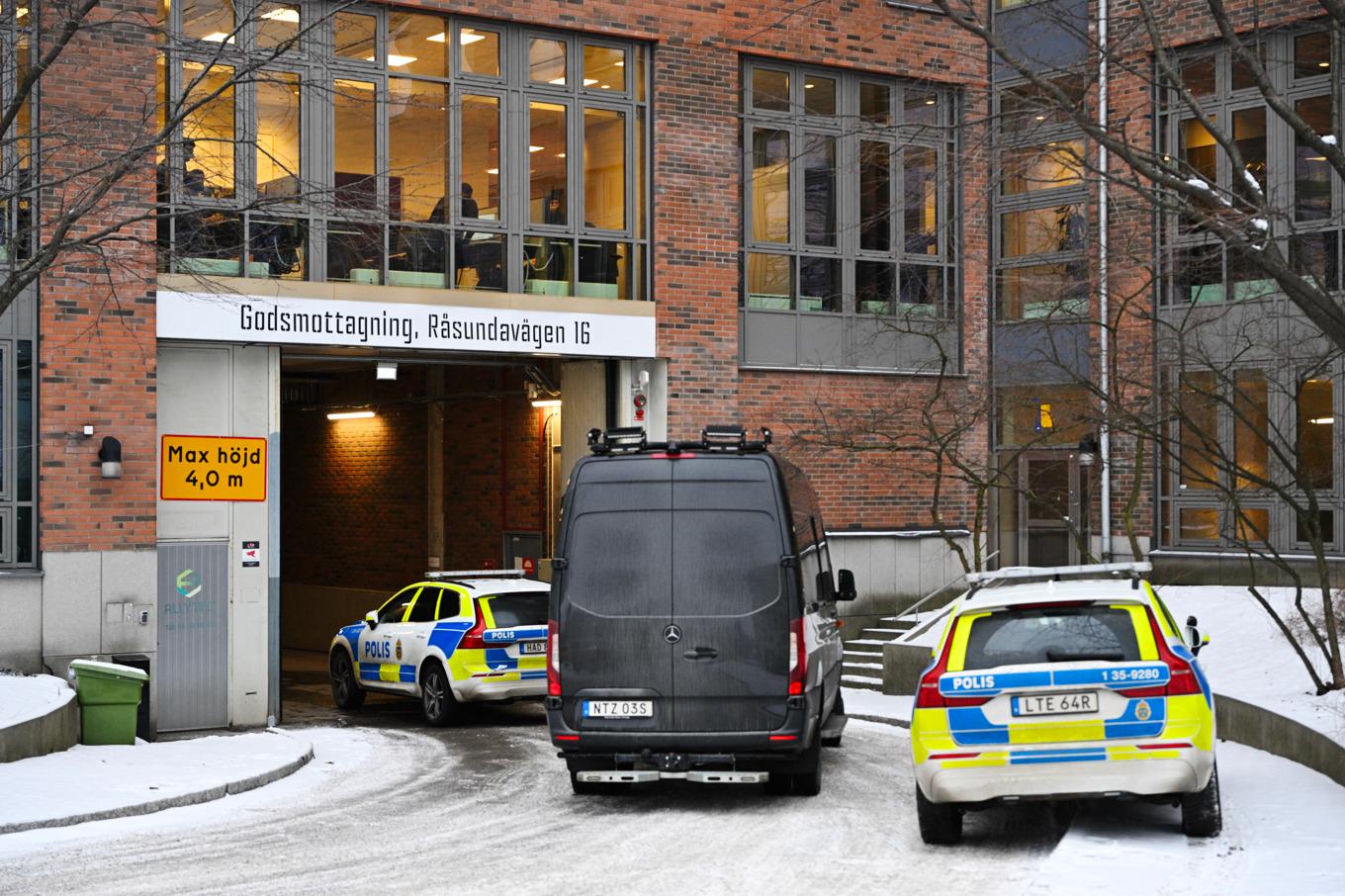 Polisens bombexpertis kallades till Råsunda i Solna för att undersöka ett misstänkt farligt föremål. Foto: Anders Wiklund/TT