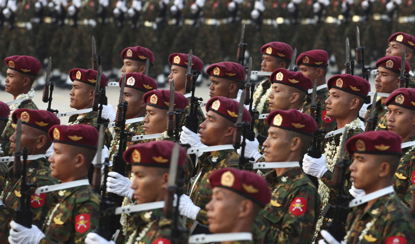 Militär i Myanmar i parad i Naypyitaw i fjol. Arkivbild. Foto: Aung Shine Oo/AP/TT