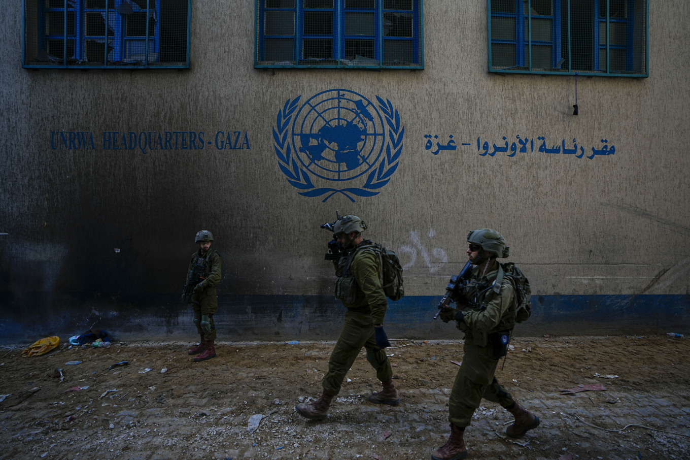 Israeliska soldater framför Unrwas högkvarter i Gaza i februari. Foto: Ariel Schalit/AP/TT
