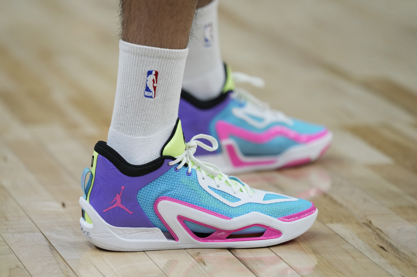 Ett par Nike-skor på en av spelarna i basketklubben Boston Celtics. Arkivbild. Foto: Abbie Parr/AP/TT