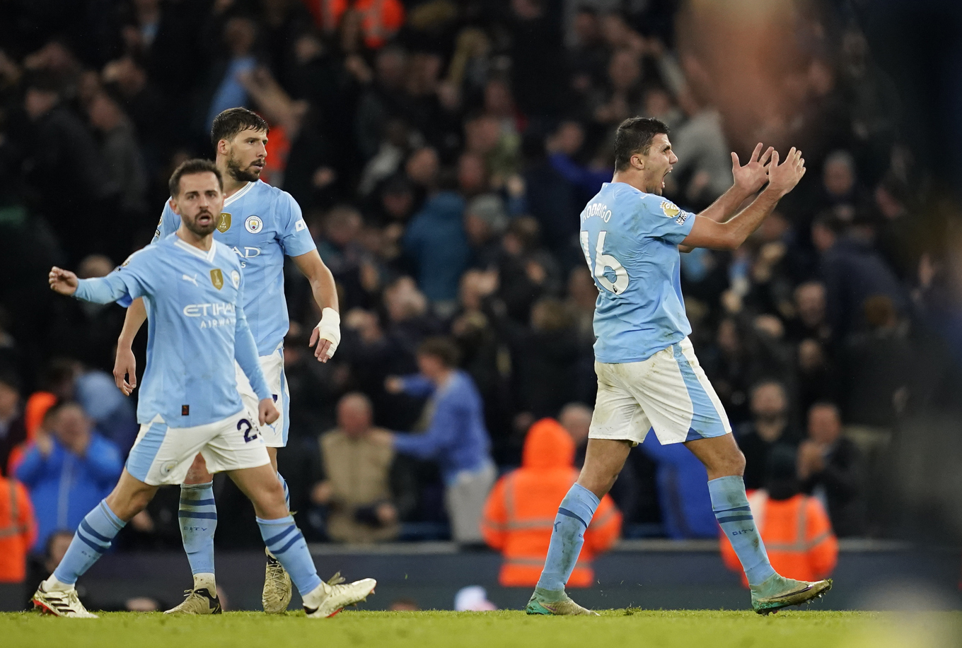 Rodri (till höger) och Manchester City tappade poäng hemma mot Chelsea. Foto: Dave Thompson/AP/TT