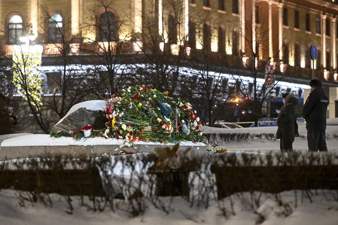 Blommor i Moskva på fredagen för att hedra regimkritikern Aleksej Navalnyj efter besked om hans död i fångenskap. Här vid ett monument till minne för det sovjetiska fängelsesystemet Gulag. Foto: Dmitry Serebryakov/AP/TT