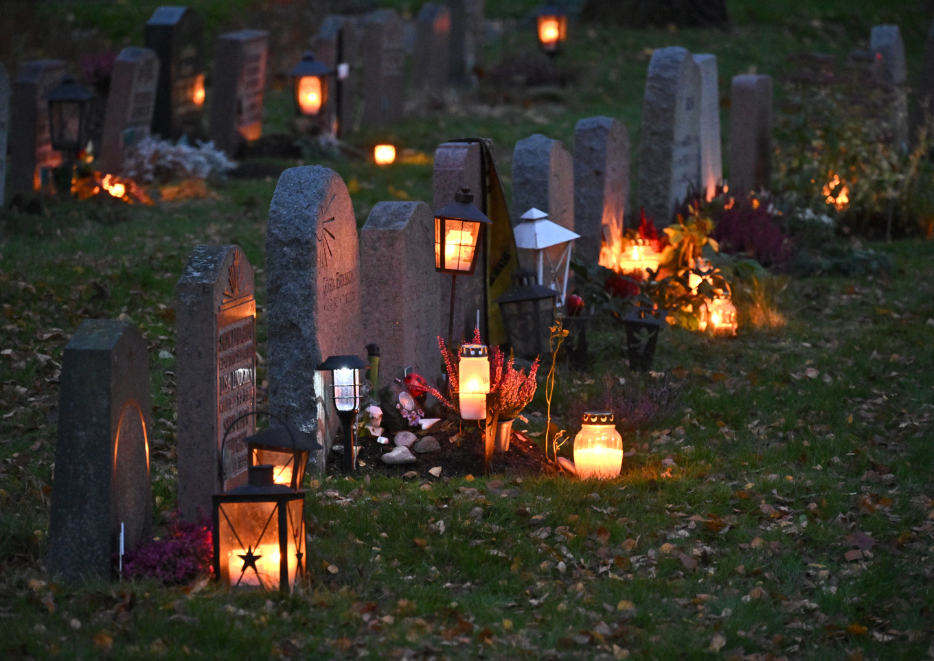 Ljus tända vid gravarna på Norra begravningsplatsen i Solna. Arkivbild. Foto: Claudio Bresciani/TT