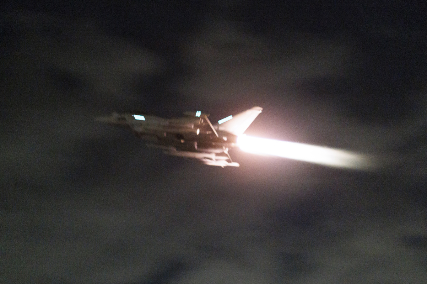 Ett stridsplan av typen Typhoon lyfter från en brittisk bas, för att skydda fartyg i Röda havet. Bild från tidigare i februari. Foto: Jake Green/Brittiska försvaret via AP/TT