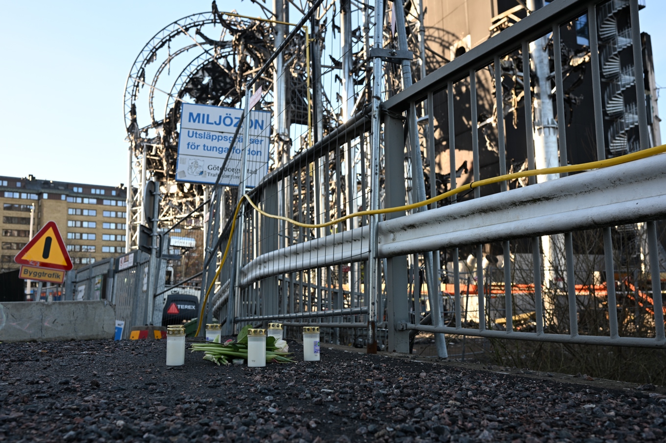 Minnesplats med ljus och blommor utanför Lisebergs Oceana. En person omkom i branden. På onsdagen öppnar Liseberg tillfälligt i några timmar. Foto: Björn Larsson Rosvall/TT