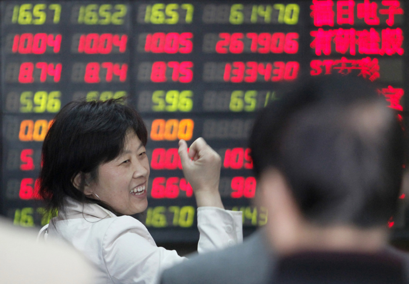 Glada miner på börserna i Kina. Arkivbild. Foto: Eugene Hoshiko/AP/TT