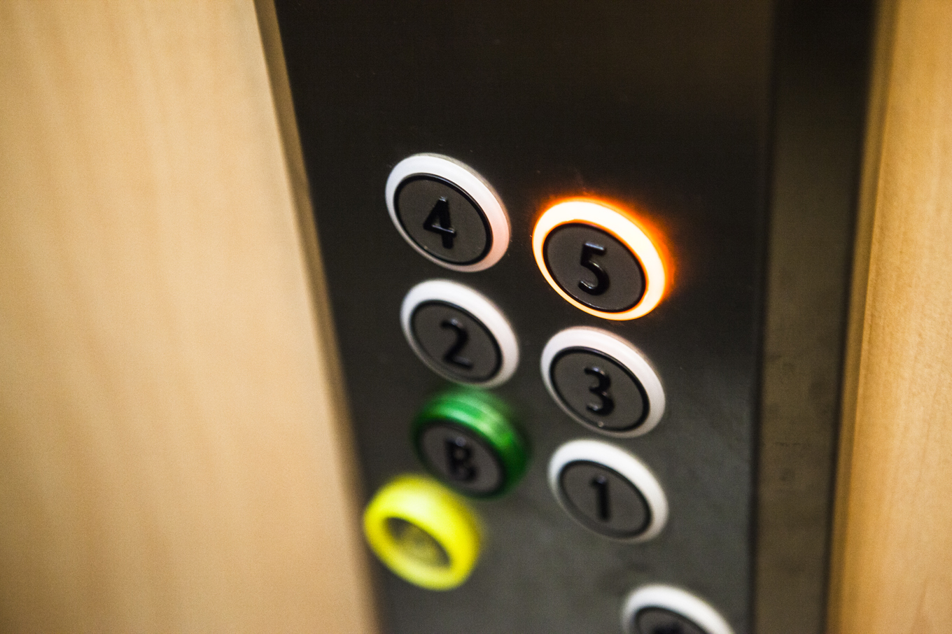 En femårig pojke dog efter att ha ramlat ner i ett hisschakt i maj förra året. Arkivbild. Foto: Robin Haldert/TT